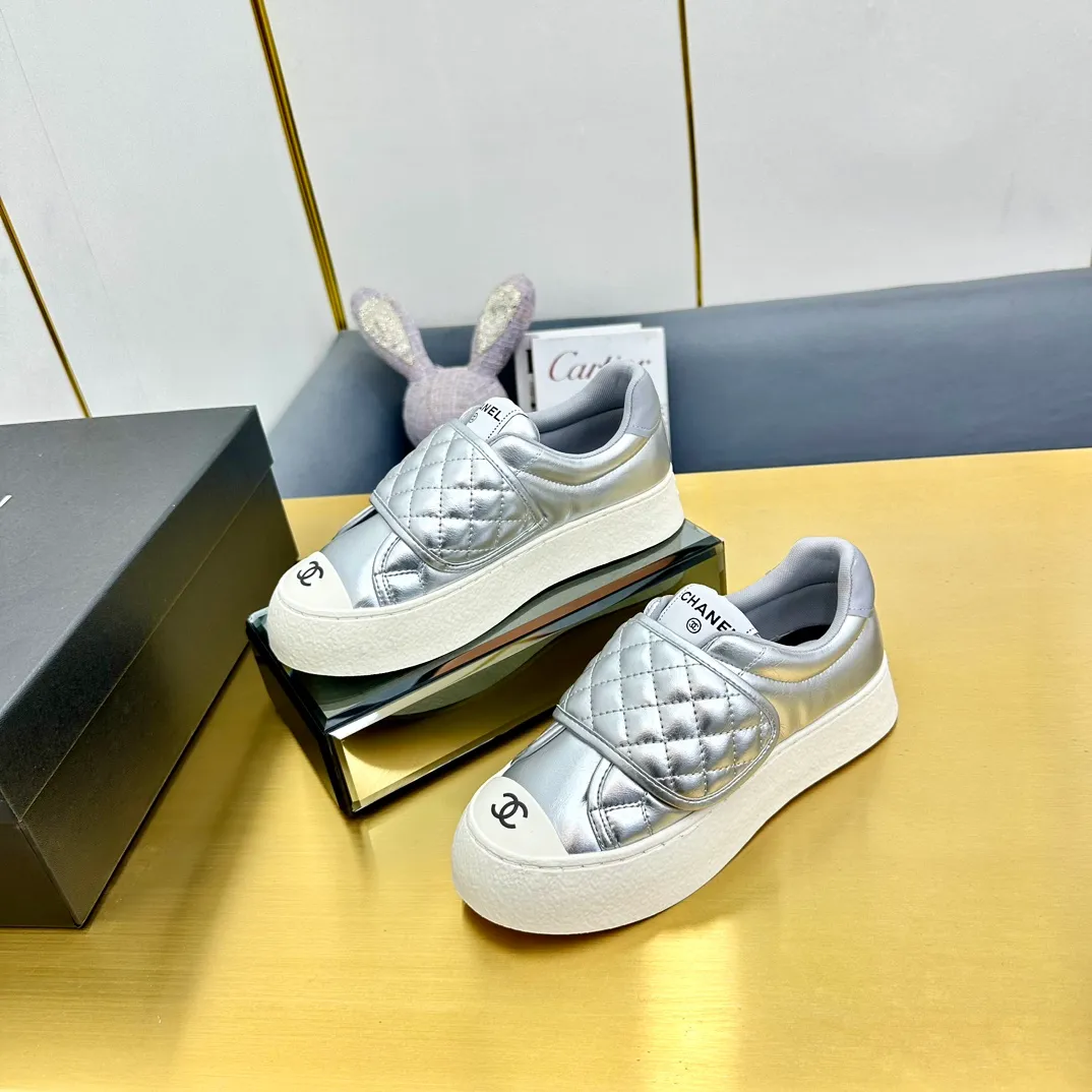 👟👟Ex-factory price 600👟👟 Chanel bread shoes ~ original calfskin panda shoes Chanel 25C latest hot style panda black and white sports shoes casual sneakers Xiaoxiang hot item classic black and white panda color coco girls must pay Fabric: original custom mixed sheepskin lining: original imported breathable mesh lining outsole: Original molded rubber + TPU combination Size: Women's 35-40